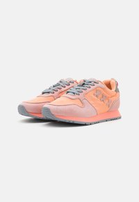Schoenen met een combinatie van lichtroze en grijze materialen, met een ronde neus, textuuraccenten en een gevoerde zool.