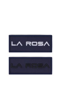 Två rektangulära tygpatchar i marinblått med broderad text "LA ROSA," en i vitt garn och en i svart garn, på en vit bakgrund.