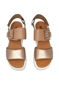 Sandali sintetici color oro rosa con una ampia fascia frontale, un'insegna a fibbia e una suola in gomma bianca. Design aperto sul retro per una migliore traspirabilità.