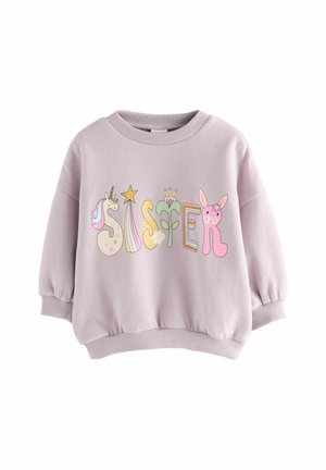 Felpa viola con collo e polsini a coste. Presenta il testo colorato "SORELLA" e illustrazioni fantasiose di un unicorno e di un coniglio.