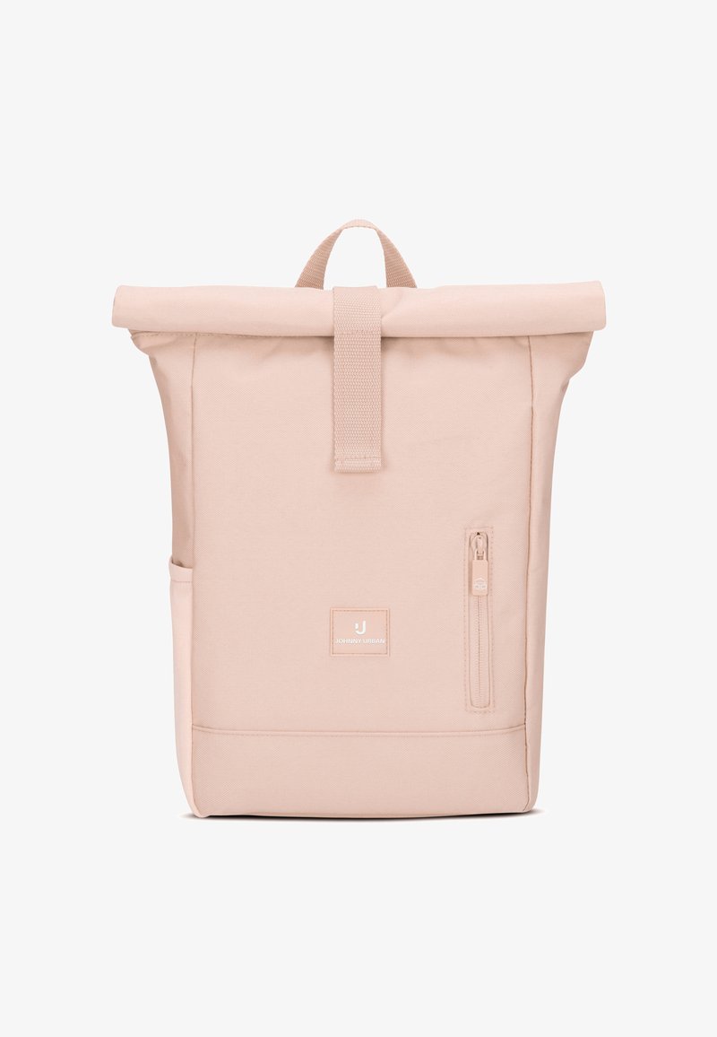 Hellrosa Stoffrucksack mit Rollverschluss, vordere vertikale Reißverschlusstasche, Seitentasche und oberem Tragegriff.