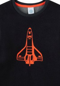 Schwarzes Sweatshirt mit einem leuchtend orangefarbenen Raketen-Graphic in der Mitte, rundem Ausschnitt und einer strukturierten Stoffoberfläche.