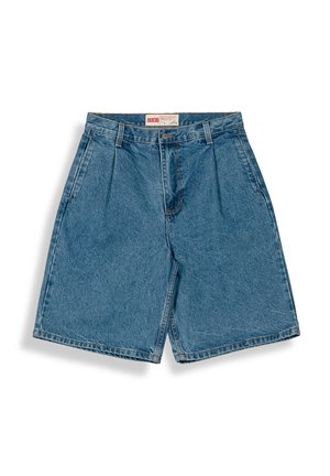 Niebieskie dżinsowe szorty do kolan z szlufkami na pasek, z przodem zapinanym na guziki i suwak oraz bocznymi kieszeniami, ułożone na płasko na białym tle.