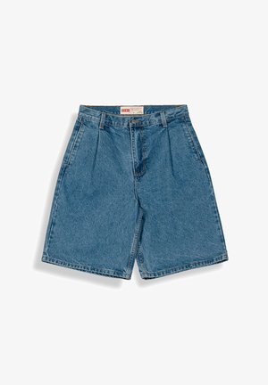 Niebieskie dżinsowe szorty do kolan z szlufkami na pasek, z przodem zapinanym na guziki i suwak oraz bocznymi kieszeniami, ułożone na płasko na białym tle.