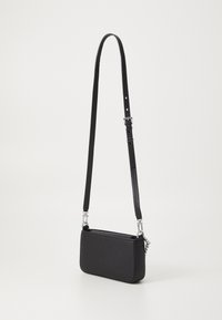 Mustmust crossbody kott, millel on tekstuurne viimistlus, ristkülikukujuline kuju ja reguleeritav rihm. Varustatud hõbedatooni riistvara ja lukuga.