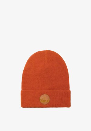 Czapka beanie w jaskrawym pomarańczowym kolorze z dzianiny, z podwiniętym brzegu i okrągłą brązową skórzaną naszywką z wytłoczonym wzorem.