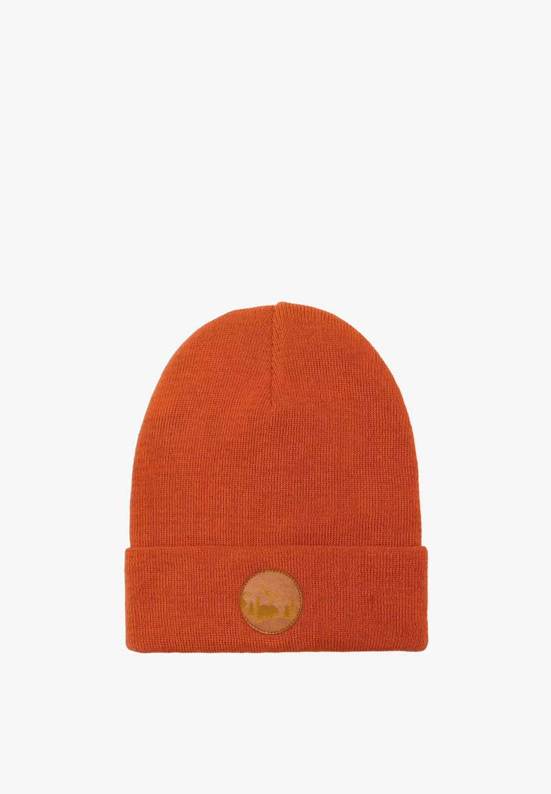 Czapka beanie w jaskrawym pomarańczowym kolorze z dzianiny, z podwiniętym brzegu i okrągłą brązową skórzaną naszywką z wytłoczonym wzorem.