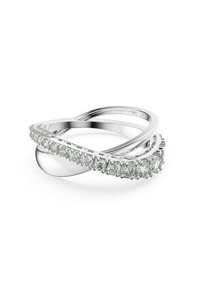 Stilig silvering med en tvinnad design och en rad gnistrande ädelstenar längs den övre kanten. Eleganta och moderna.