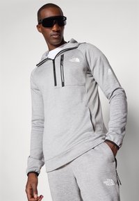 The North Face MOUNTAIN ATHLETICS HOODED 1/4  - Džemperis su gobtuvu - pale grey heather/meld grey