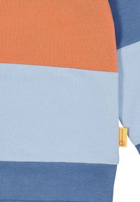 Jersey de color con tres rayas horizontales: naranja, azul claro y azul oscuro. Fabricado en un suave tejido de punto con una etiqueta en el dobladillo.