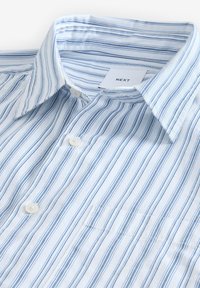 Helle blau-weiße gestreifte Button-Down-Hemd mit einem klassischen Kragen und einer einzelnen Tasche. Aus Baumwollstoff mit einer glatten Textur.