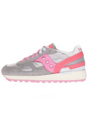 Sneaker in suede e tessuto grigio con accenti rosa, tallone bianco, suola rosa, parte mediana in rete grigia e lacci rosa. Design di scarpa da corsa retrò.