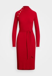 Rochie midi roșie, cu mâneci lungi și guler înalt, cu un rând diagonal de nasturi aurii pe umăr și o centură din același material legată în talie.