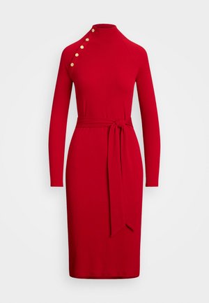 Rotes, langärmliges Midikleid mit hohem Ausschnitt, diagonaler Reihe goldener Knöpfe an der Schulter und passendem Stoffgürtel, der in der Taille gebunden ist.