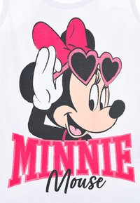 Ärmelloses Shirt mit einem Grafikdesign von Minnie Mouse, die pinkfarbene, herzförmige Sonnenbrillen trägt. Das Design umfasst Schwarz und Pink mit auffälligem Text.