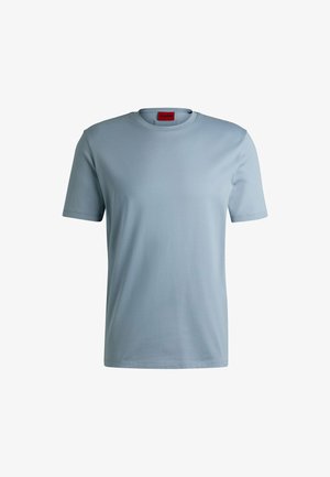 Hellblaues Kurzarm-T-Shirt aus einem weichen Baumwollmix, mit rundem Halsausschnitt und minimalen Nähten. Etikett am Nacken sichtbar.