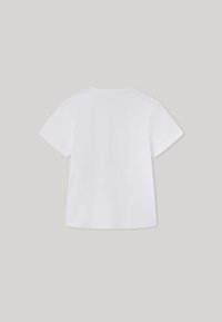 Camiseta de algodón de manga corta blanca, con cuello redondo, corte básico, textura suave, sin patrones o acentos visibles.