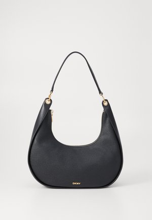 Borsa hobo in pelle nera con una texture liscia, dettagli in metallo dorato e chiusura con zip. Presenta una forma curvata e un logo alla base.