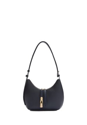 Schwarze Ledertasche mit geschwungener Form, einem Schulterriemen und goldfarbenem Reißverschluss-Zug in der vorderen Mitte.