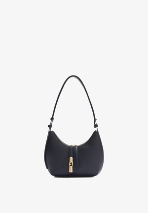 Sac à main en cuir noir avec forme incurvée, une seule bandoulière et détail de tirette de fermeture éclair dorée au centre devant.