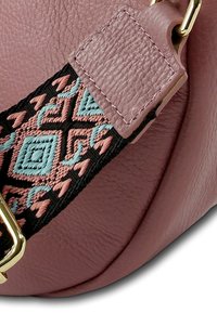 Rosa Ledertasche mit strukturierter Oberfläche, ausgestattet mit einem gemusterten Riemen in Schwarz, Blau und pinker Stickerei, befestigt mit goldfarbenen Beschlägen.