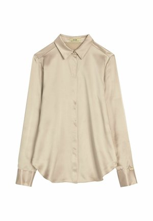 Beżowa satynowa bluzka z długim rękawem, z kołnierzykiem w szpic, ukrytym patką na guziki oraz zapinanymi na guziki mankietami, ułożona na płasko na białym tle.