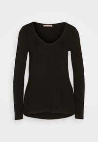 Top negro de manga larga con escote en V, hecho de una tela suave, con dobladillo curvado y silueta estilizada. Sin patrones ni adornos visibles.