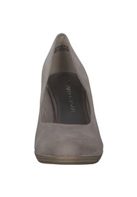Chaussure à talon haut en suède gris avec un bout pointu, texture lisse et une base légèrement accentuée de métal ; l'intérieur est doté d'un revêtement doux.