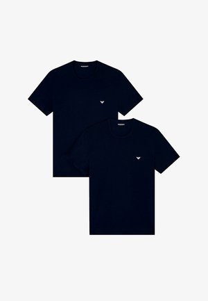 Granatowe bawełniane koszulki z krótkim rękawem i okrągłym dekoltem, z małym srebrnym logo na piersi. Dwa identyczne t-shirty wyświetlone obok siebie.