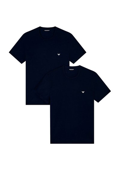 Granatowe bawełniane koszulki z krótkim rękawem i okrągłym dekoltem, z małym srebrnym logo na piersi. Dwa identyczne t-shirty wyświetlone obok siebie.