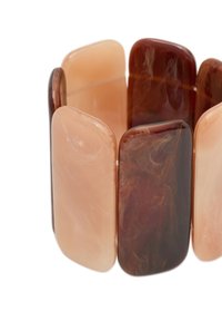 Transparent hartsmycke gjort av rektangulära segment i mjuka rosa och djupbruna nyanser, som visar en marmorliknande textur och en slät yta.