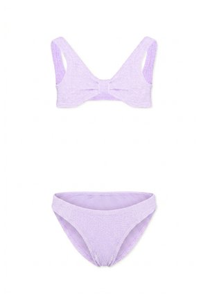 Liliowy teksturowany komplet bikini z topem z dekoltem typu scoop i szerokimi ramiączkami oraz pasującymi majtkami z niskim stanem na białym tle.