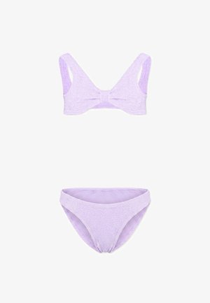 Liliowy teksturowany komplet bikini z topem z dekoltem typu scoop i szerokimi ramiączkami oraz pasującymi majtkami z niskim stanem na białym tle.
