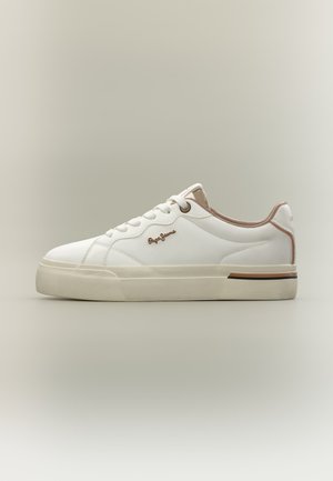Baskets basses blanches avec des accents beiges, lacets à l'avant et petit logo métallique sur le côté, vues de profil.