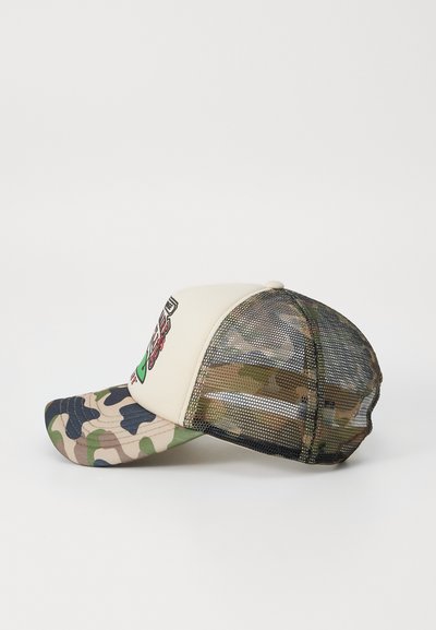 Casquette de baseball avec un devant beige, une visière camouflage et un dos en mesh. Présente un design brodé coloré sur le panneau avant.