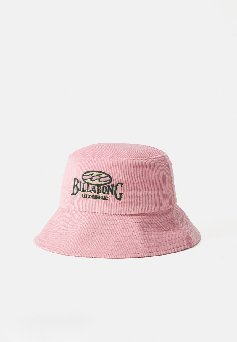 Chapeau seau en velours côtelé rose avec un logo "Billabong" brodé en vert et "since 1973", mettant en valeur une surface texturée et côtelée.