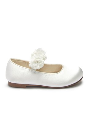 Ballerine en satin blanc avec une bride élastique à motif floral et une semelle marron, conçue pour les filles.