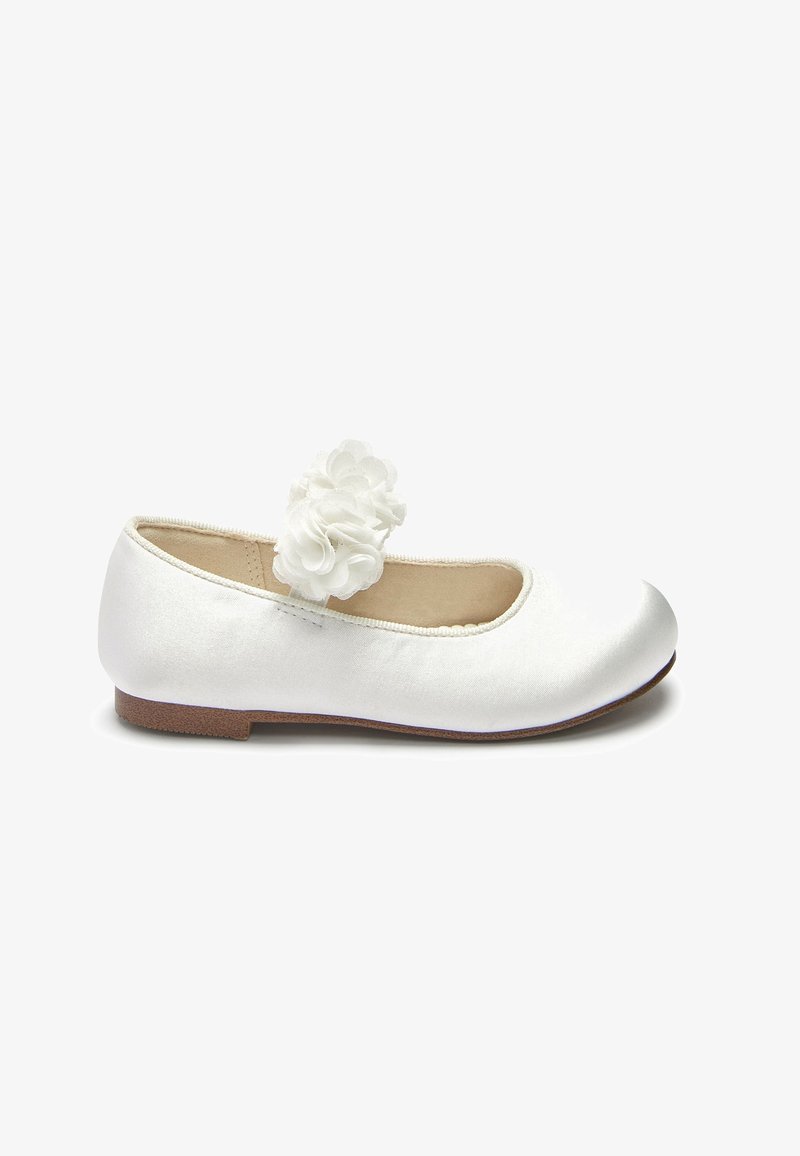 Ballerine en satin blanc avec une bride élastique à motif floral et une semelle marron, conçue pour les filles.