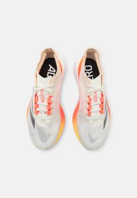 adidas Performance ADIZERO BOSTON 12 - Apavi skriešanai pa asfaltu - ivory/iron metallic/solar red