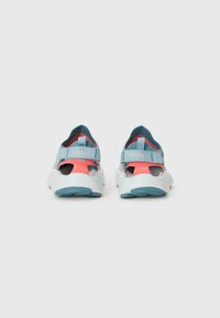 Chaussures d'eau à dos ouvert avec une tige bleu clair, des accents roses et une semelle texturée. Équipées de sangles Velcro et de sections découpées pour la ventilation.