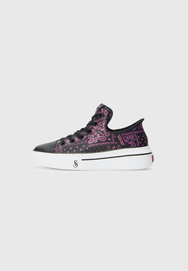Sneakers con toma nera in pelle caratterizzati da motivi paisley rosa, suola piatta bianca e lacci neri. Logo distintivo sul lato.
