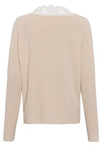 Pull en maille beige avec une coupe ample, doté d'un col orné de dentelle. La texture est douce avec des accents côtelés sur les manches et le corps.