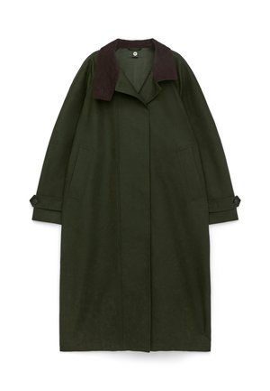 Grüner langer Mantel mit einem dunkelbraunen Cordkragen, seitlichen Taschen und knöpfbaren Manschetten, der ein strukturiertes Design und eine glatte Textur aufweist.