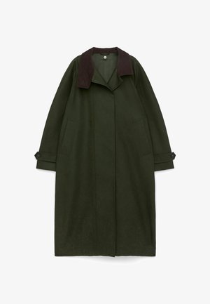 Grüner langer Mantel mit einem dunkelbraunen Cordkragen, seitlichen Taschen und knöpfbaren Manschetten, der ein strukturiertes Design und eine glatte Textur aufweist.