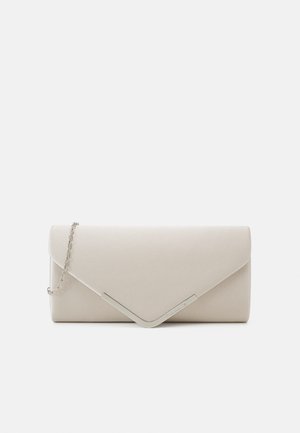 Clutch beige in finta pelle liscia, dotato di una tracolla a catena color argento e un accentuazione metallica geometrica sulla patta.