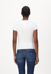 Tommy Jeans LINEAR TEE 2 PACK - Camiseta básica - regatta red/white