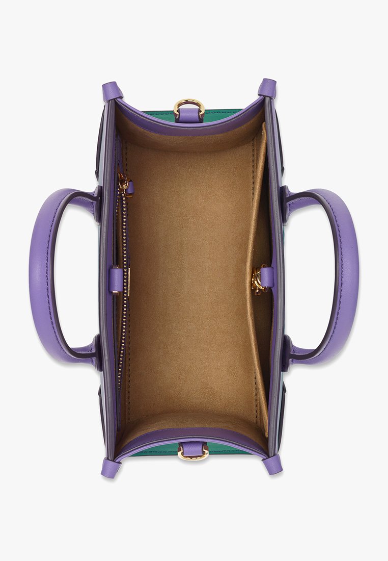 Lila Ledertasche mit strukturiertem Design, ausgestattet mit einem geräumigen Innenfach und kontrastierender grüner Innenauskleidung. Verfügt über glatte Griffe und goldfarbene Beschläge.