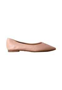 Chaussure plate rose blush à bout pointu avec dessus en cuir texturé et petit talon, vue de profil sur fond blanc.
