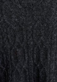 Ciemnoszary sweter z dzianiny o splocie warkoczowym. Miękka, strukturalna tkanina z lekko puszystym wyglądem, w różnych odcieniach szarości.