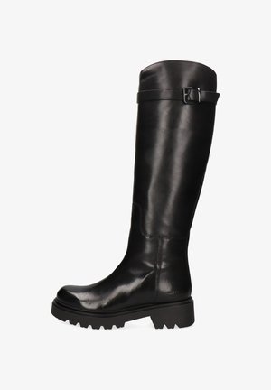 Stivale nero in pelle alta fino al ginocchio con punta rotonda, suola spessa e dettagli decorativi con cinturino e fibbia vicino alla parte superiore. Texture liscia.